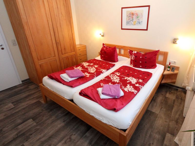 /images/fewo-gross/schlafzimmer/SchlafzimmerB_0001.jpg